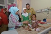 Ummi Hj. Niazah A. Hamid kunjungi pasien tumor