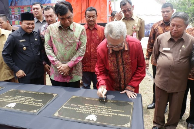 dr. H Zaini Abdullah resmi membuka Langsa Fair tahun 2015