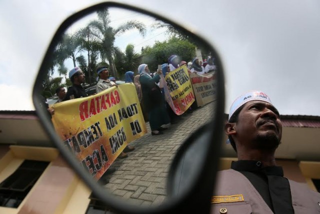 Aksi demo saat sidang perdana Gafatar di Banda Aceh