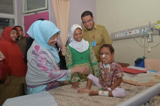 Ummi Hj. Niazah A. Hamid kunjungi pasien tumor