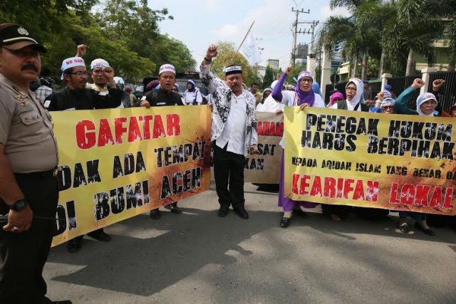 Aksi demo saat sidang perdana Gafatar di Banda Aceh