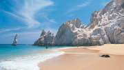 Pantai masih jadi lokasi liburan paling favorit